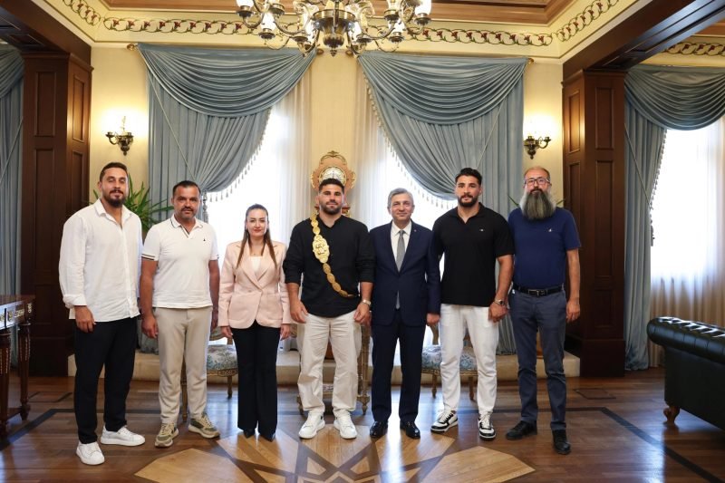 Kırkpınar Başpehlivanı Erkan Taş, Antalya Valisi Hulusi Şahin'i Ziyaret Etti