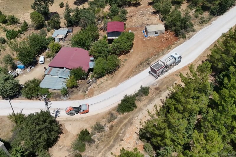 Mersin Büyükşehir Belediyesi, Silifke'ye Bağlı Balandız Mahallesi'nde Üreticilerin Yolunu Yeniledi
