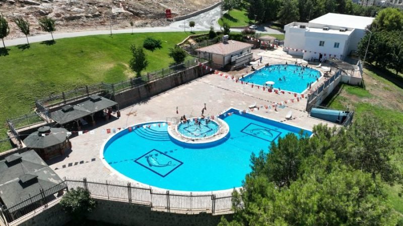 Şanlıurfa'da Sıcak Havalarda Yüzme Havuzları Dolup Taşıyor: Çocuklar Güvenle Eğleniyor