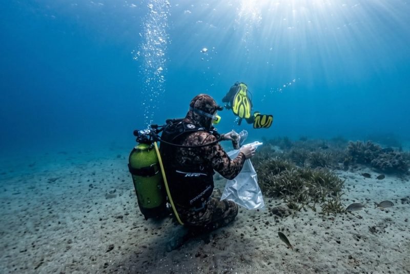Güvercinada Açıklarında Deniz Tabanı Çöplerden Arındırıldı, Yüzey Temizliği de Yapıldı
