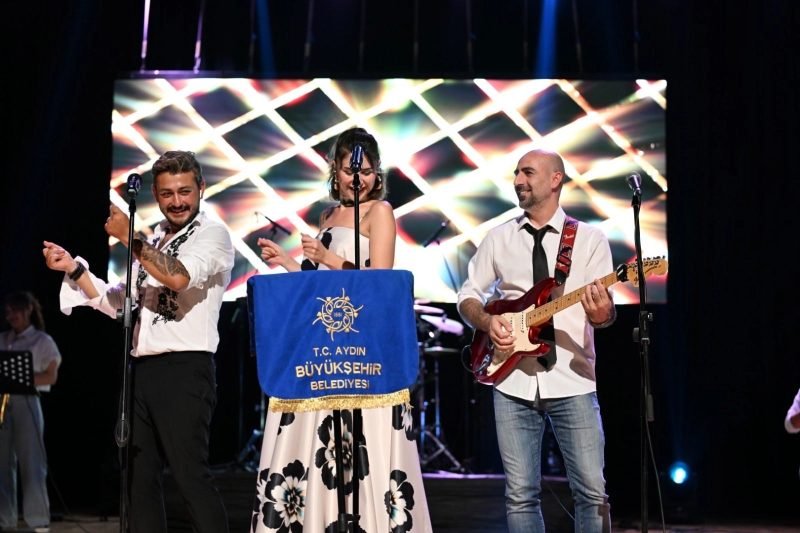 Aydın'da Yaz Konserleri Devam Ediyor: Didim'de Nostaljik Müzik Şöleni
