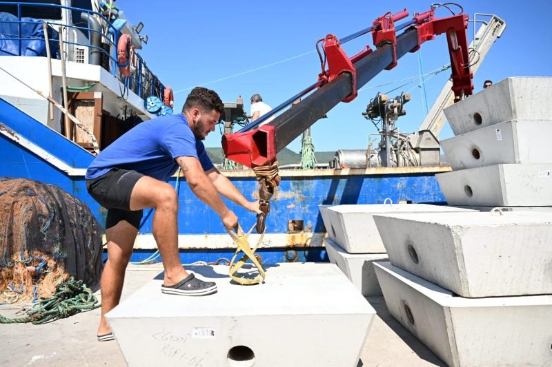 İzmir'de Deniz Biyoçeşitliliğini Artırmak Amacıyla Yapay Resifler Deniz Tabanına Yerleştirildi