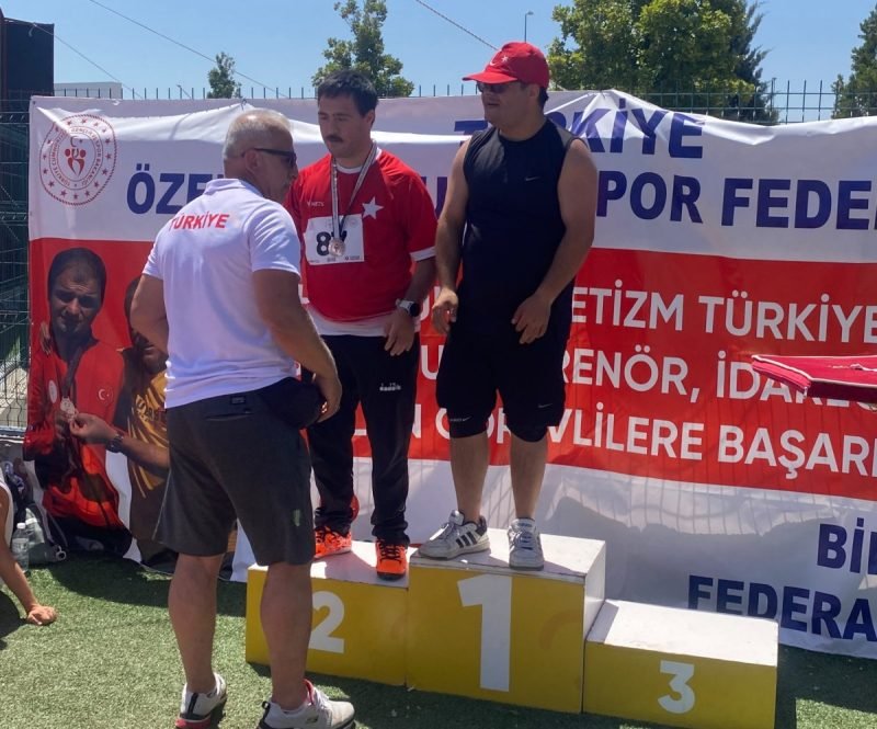 Ramazan Ünlü'den Down Sendromlular Atletizm Türkiye Şampiyonası'nda Çifte Madalya