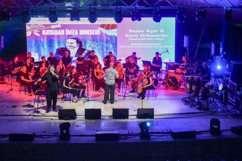 Ankara'da Kayahan Anısına Duygusal Konser: Başkentliler 90'lar Nostaljisi Yaşadı