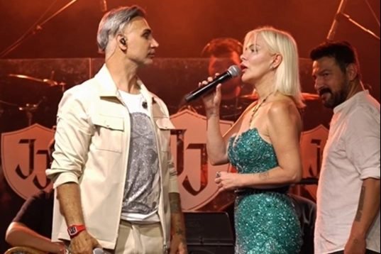 Ömür Gedik ve Doğuş Sahnedeki Uyumlarıyla Büyüledi