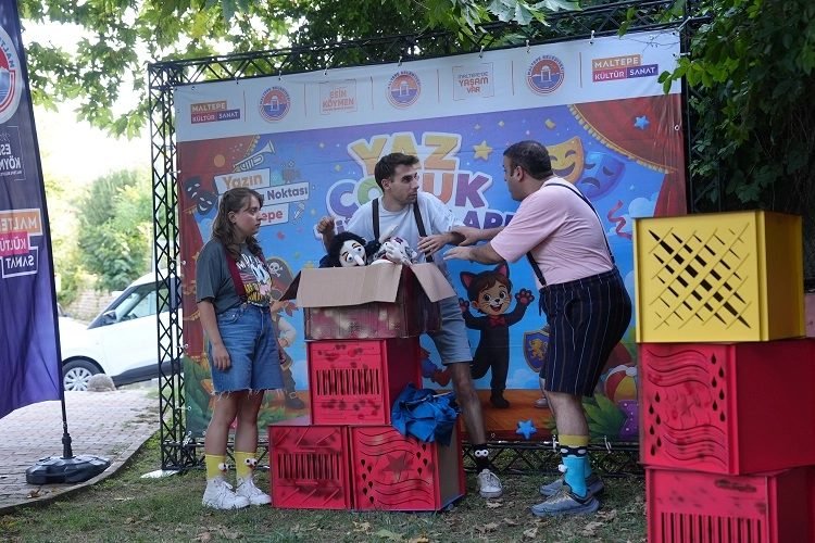 Maltepe'de Çocuklar İçin Kukla Tiyatrosu Büyük Beğeni Topladı