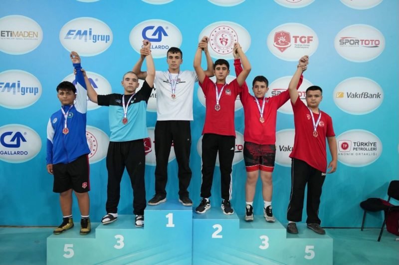 Yıldırım Belediyespor'dan Güreşte Büyük Başarı: 14 Madalya ve 2 Kupa ile Türkiye Üçüncülüğü