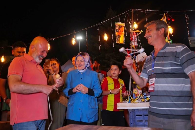Başkan Çolakbayrakdar, Vatandaşlarla Yeşilçam Klasiği "Neşeli Günler"i İzledi