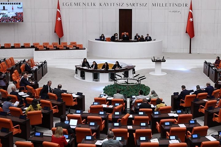 TBMM'de Emekli Maaşı Düzenlemesi ve Diğer Kanun Tekliflerinde Önemli Maddeler Kabul Edildi