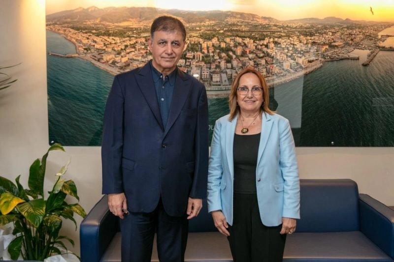 İzmir Büyükşehir Belediye Başkanı Tugay, Güzelbahçe'de Yerel Yönetimle Bir Araya Geldi, Esnafı Ziyaret Etti