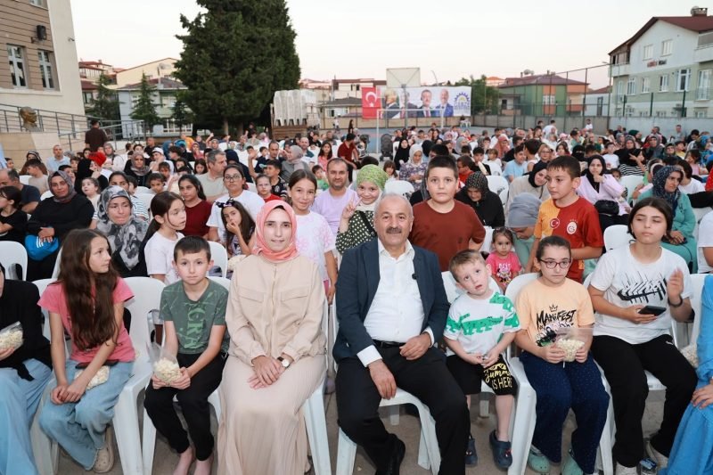 Gebze'de Açık Hava Sineması Etkinliği 'Rafadan Tayfa Kapadokya' Büyük İlgi Gördü