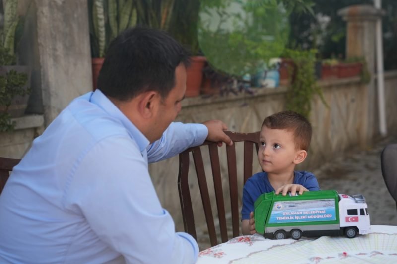 Muğla Dalaman’da çöp kamyonu sevgisi oyuncağa dönüştü