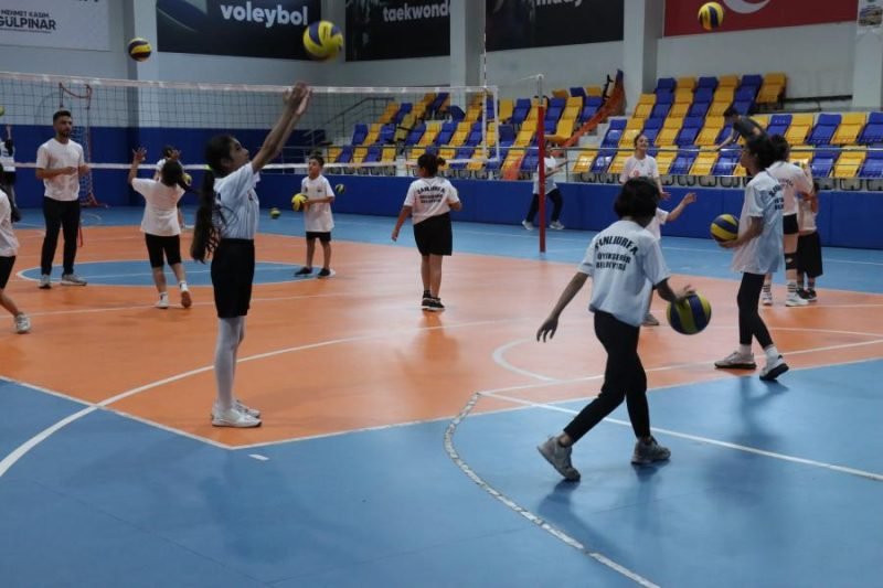 Şanlıurfa'da Yaz Spor Okullarına Yoğun Talep: Voleybol Sahalarında Kızlar Coşuyor