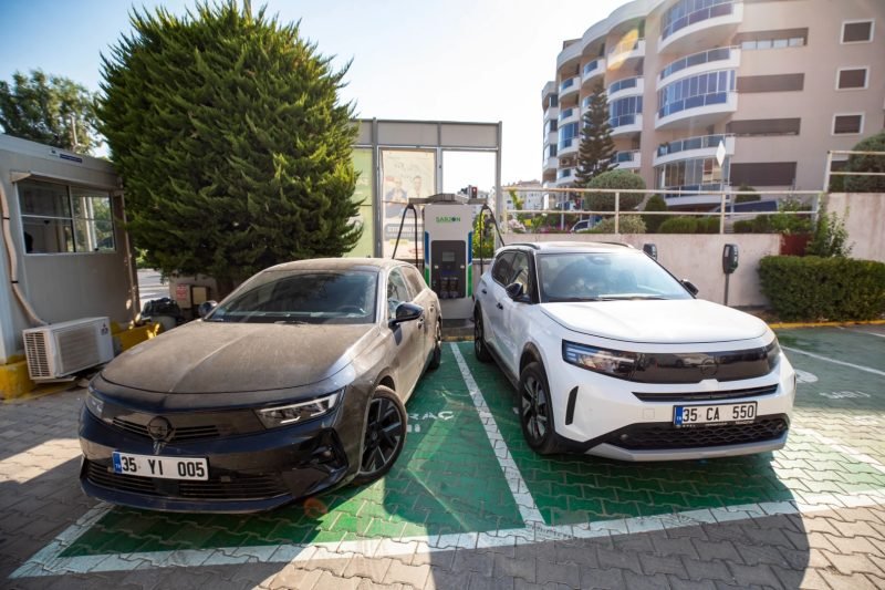 Narlıdere'de Elektrikli Araç Şarj İstasyonları 5 Bin Kullanıcıyı Aştı, Çevreye Önemli Katkı Sağladı