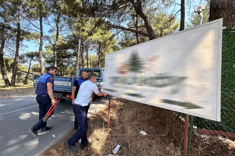 Bornova'da Usulsüz Tabelalar Toplandı, İşletmeler Denetlendi
