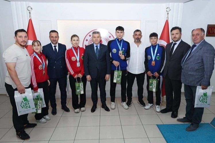 Artvin'de Karate Şampiyonlarına Vali Ergün'den Ödül